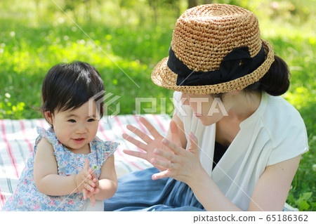 Picnic with parent and child 65186362