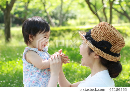 Picnic with parent and child 65186363