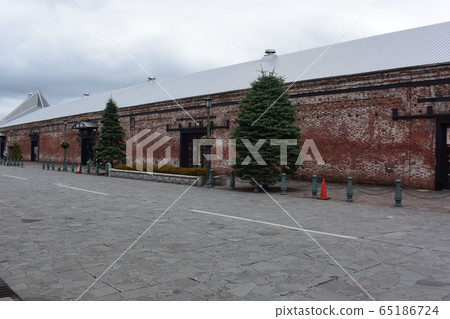 Brick fence that continues Brick fence that continues 65186724