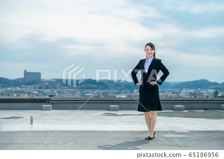 女人,女商人,屋頂,空,西裝 女人,女商人,屋頂,空,西裝 65186956