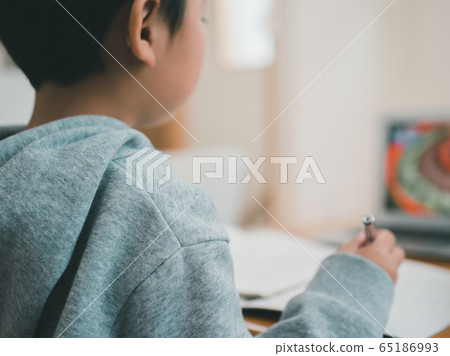 online classes, primary school student, schoolchild 65186993