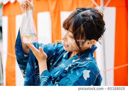 Yukata girl holding a goldfish 65188020