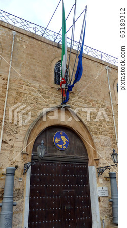 在意大利西西里島巴勒莫的諾曼尼宮的後門 在意大利西西里島巴勒莫的諾曼尼宮的後門 65189312