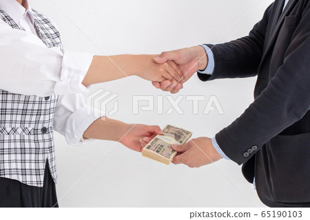 Bank employee handing over 1 million yen to shake hands Benefit money loan Business debt handshake 65190103