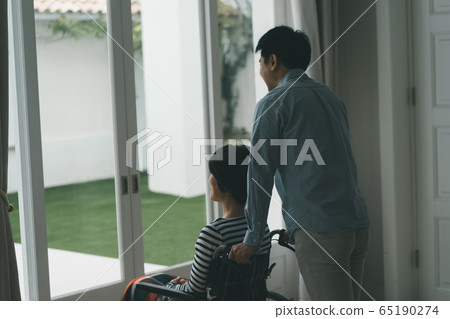 family wheelchair couple 65190274
