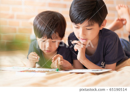 Boy making drawing 65190514