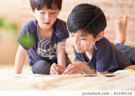 Boy making drawing 65190520