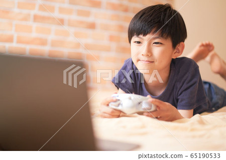  Boy playing games 65190533