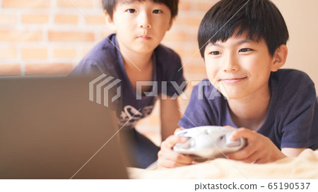  男孩玩遊戲 65190537