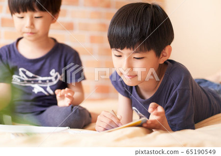 Boy drawing in the room Boy drawing in the room 65190549