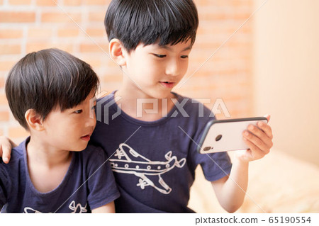 Boy, looking at smartphone 65190554