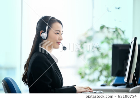 操作員辦公室女商人計算機 操作員辦公室女商人計算機 65190754