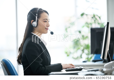 操作員辦公室女商人計算機 操作員辦公室女商人計算機 65190758