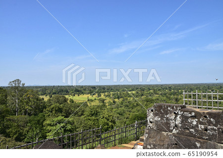 頂視圖從Prasat湯姆金字塔，柬埔寨科赫 65190954