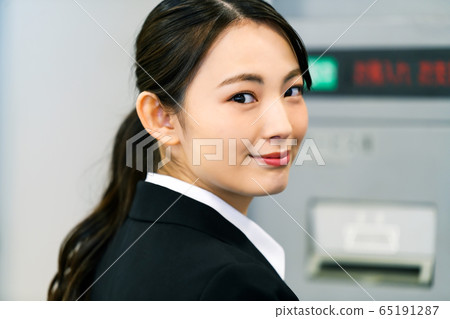 Business woman bank ATM transfer Business woman bank ATM transfer 65191287