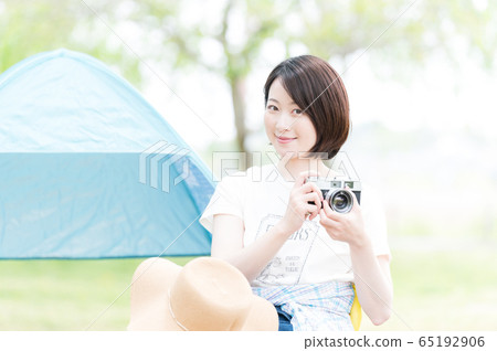 戶外相機的女人 65192906