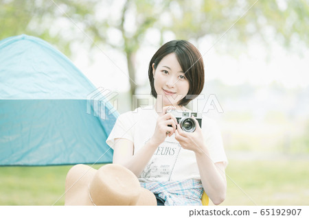 戶外相機的女人 65192907