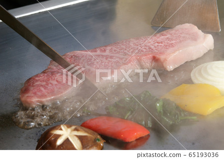 Scene of grilling steak Scene of grilling steak 65193036