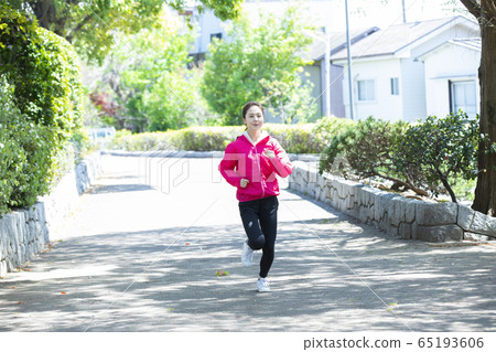 奔跑的女人 65193606