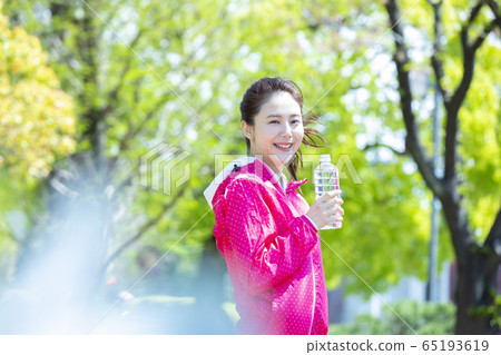 奔跑的女人 奔跑的女人 65193619