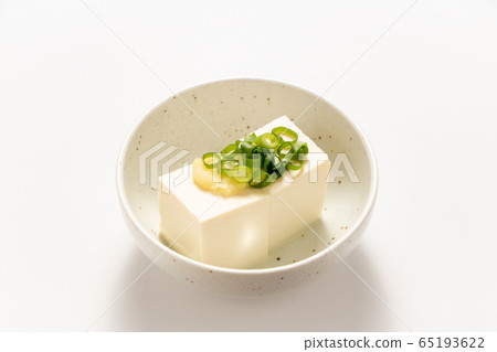 冷豆腐。 (白色背景) 冷豆腐。 (白色背景) 65193622