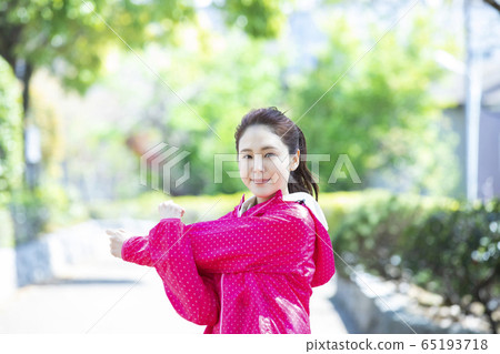 奔跑的女人 65193718