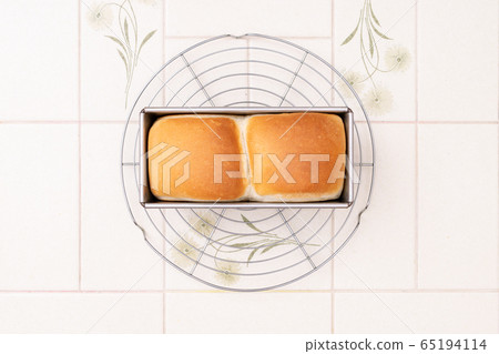 在家製作麵包山地食品的製作方法4-從模具中取出烤製的麵包 65194114