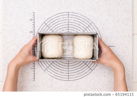 在家製作麵包：製作山盤2-拉伸麵團並將其捲成卷。填寫麵包類型 65194115