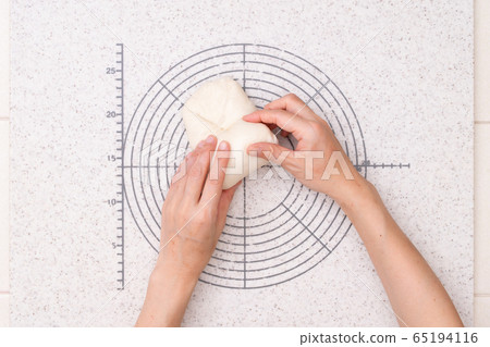 在家製作麵包：製作山盤2-拉伸麵團並將其捲成卷。填寫麵包類型 65194116