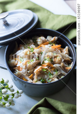 Rice with scallop and burdock Rice with scallop and burdock 65196997