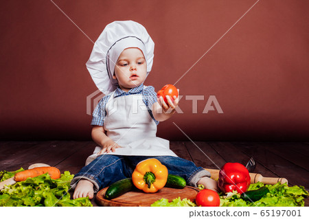 little boy Cook carrots, peppers, tomatoes, lettuce, 65197001
