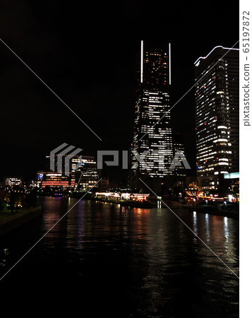 Night view of Yokohama buildings 65197872