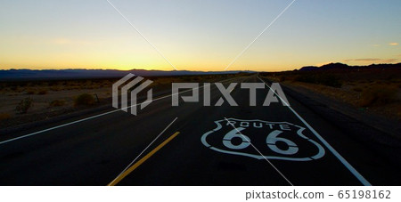 美國加利福尼亞州黃昏的66號公路 65198162