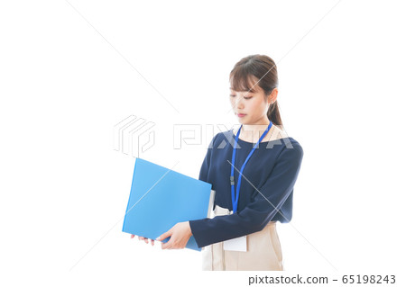 A young business woman smiling with her arms crossed 65198243