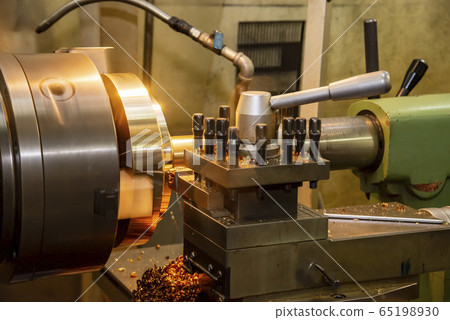 The operation of lathe machine . The operation of lathe machine . 65198930