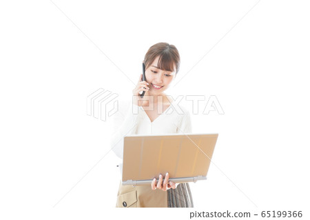 一個年輕的女人,微笑著,在家工作 一個年輕的女人,微笑著,在家工作 65199366