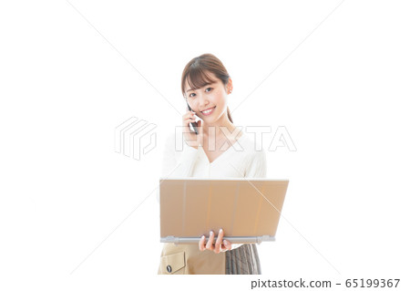 一個年輕的女人,微笑著,在家工作 一個年輕的女人,微笑著,在家工作 65199367