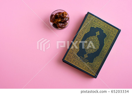 Kinh Koran là một trong những quyển sách thiêng liêng của Hồi giáo. Bức ảnh này sẽ đem đến cho bạn sự yên bình và tĩnh lặng trong tâm hồn. Hãy cùng chiêm ngưỡng bức ảnh này để tìm kiếm sự nội tâm và sự thấu hiểu trong cuộc sống.