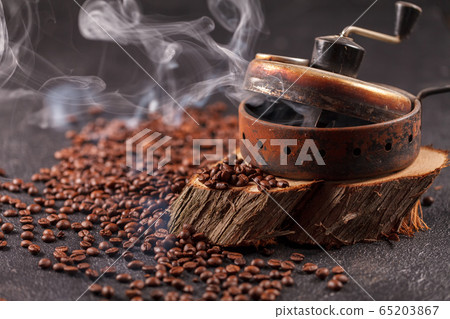 The device for roasting coffee beans, an old hand grinder. The device for roasting coffee beans, an old hand grinder. 65203867