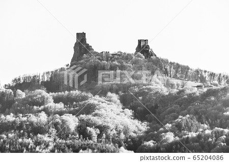 Trosky castle ruins. Two towers of old medieval castle on the hill. Landscape of Bohemian Paradise, Czech: Cesky raj, Czech Republic 65204086