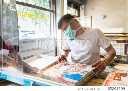 Pandemic situation of covid 9 in a piza restaurant Pandemic situation of covid 9 in a piza restaurant 65205309