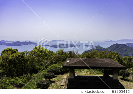 幻影彩虹白石島（左），高島（中）和龜島（右）岡山縣Ka岡市從Ka岡群島眺望瀨戶內海 65205415