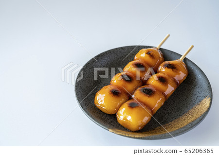 Mitarashi Dango日本糖果白色背景 65206365