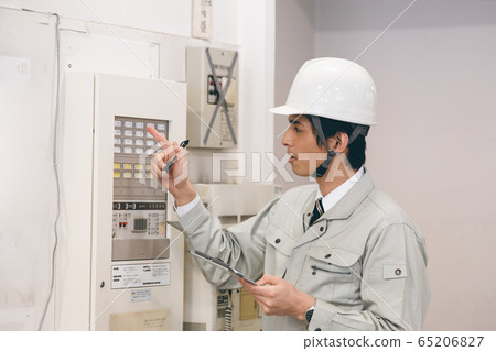 接受檢查的工人 接受檢查的工人 65206827