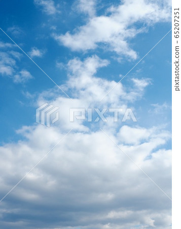 Blue sky and white clouds 65207251