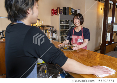 Female clerk talking to a male clerk 65208773