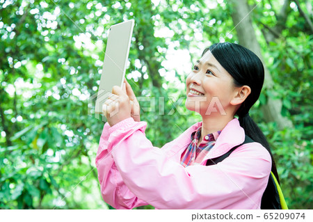 登山女孩徒步登山登山戶外徒步旅行 65209074