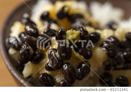 Egg yolk + black soybeans natto rice Egg yolk + black soybeans natto rice 65211341