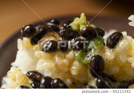 Egg yolk + black soybeans natto rice Egg yolk + black soybeans natto rice 65211342