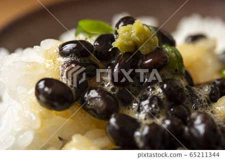 Egg yolk + black soybeans natto rice Egg yolk + black soybeans natto rice 65211344
